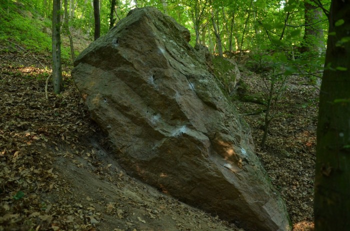 Pekný kameň z kvalitného kremenca pripomínajúceho pieskovec. Vedú naň tri pekné línie od 5B do 7A.