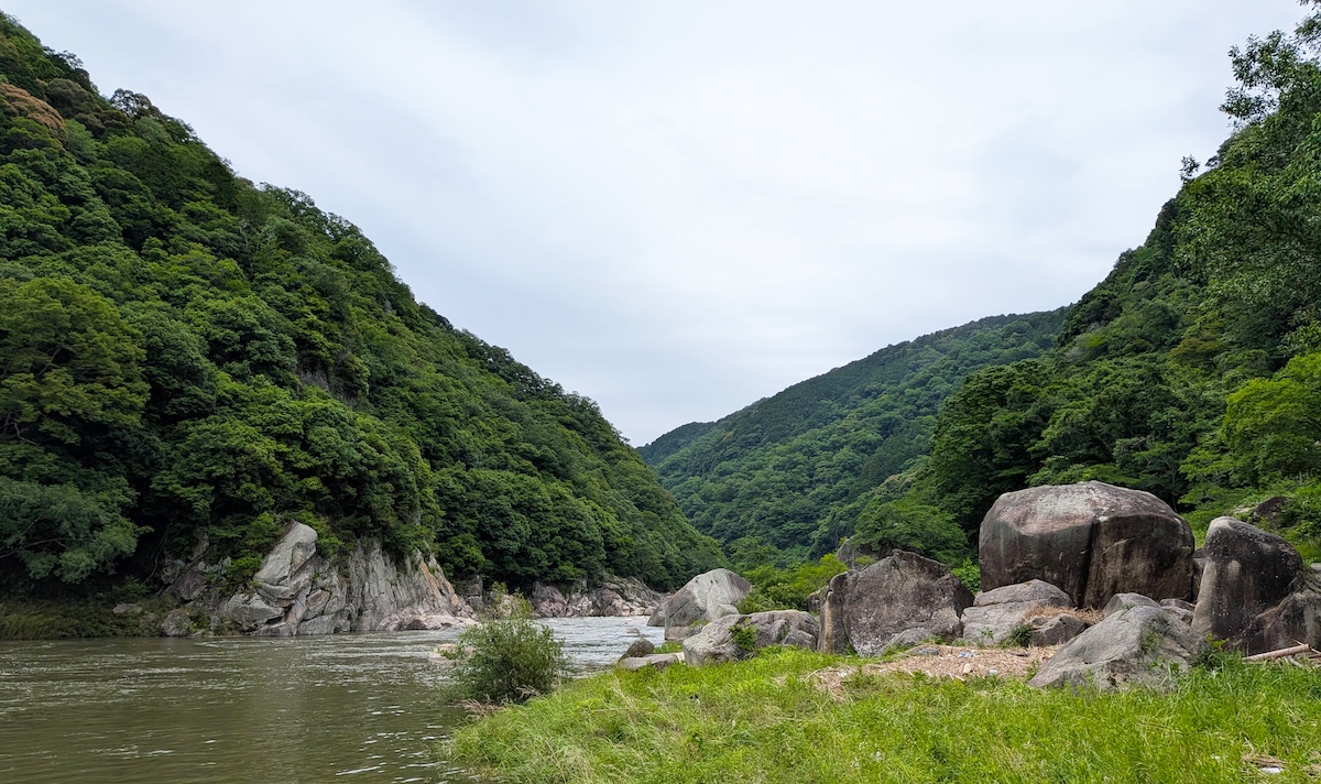 Prvotný pohľad na rieku Kizu a crag Kasagi s naplaveninami po tajfúne